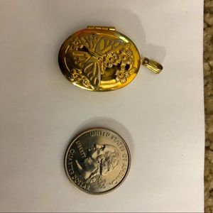 vintage pendant which can open